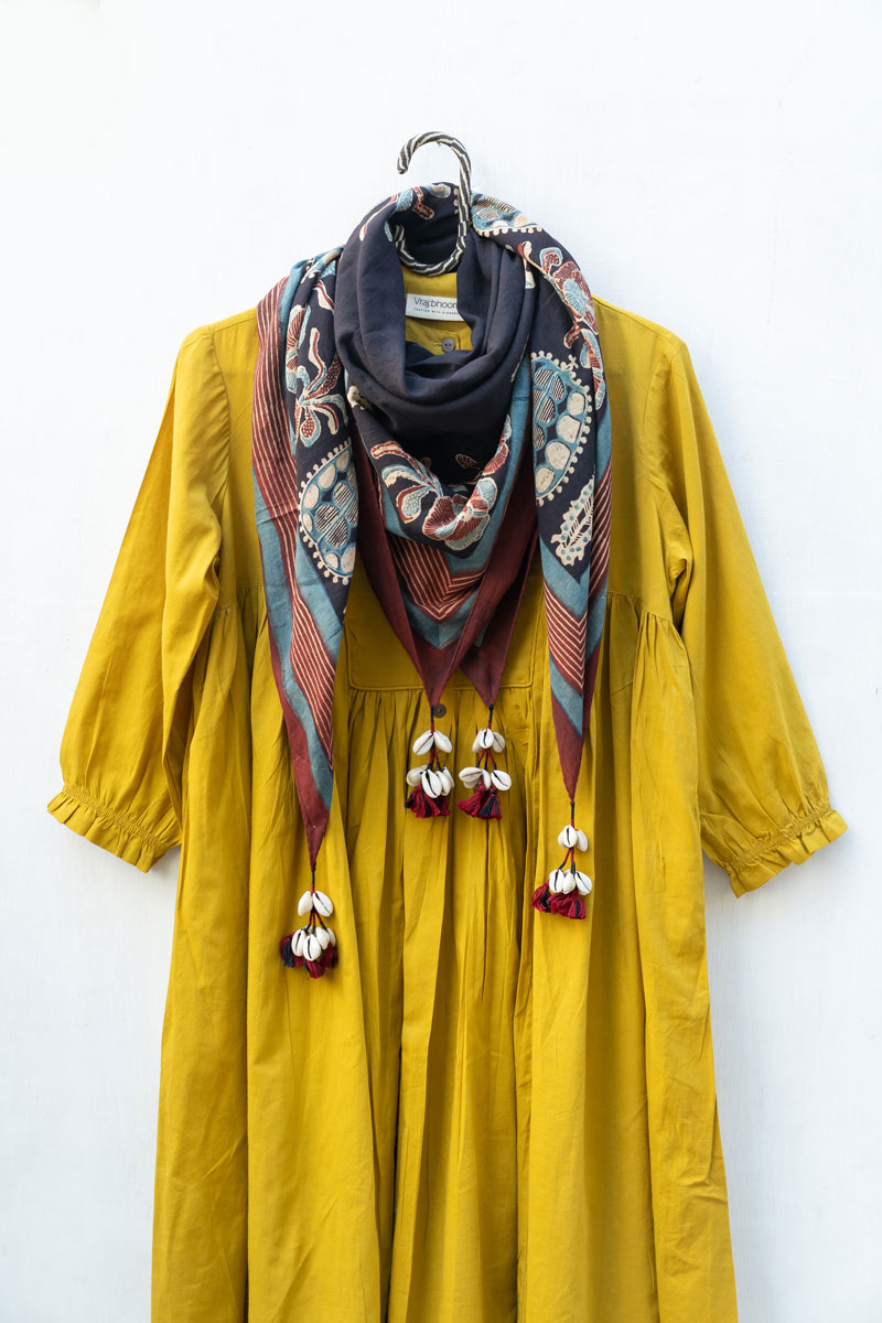 Co-ord Set of 2 - Side Pleat Kurta & Scarf 01