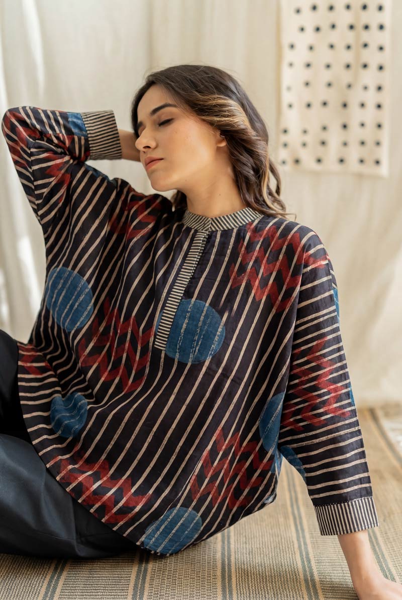Freesize Antifit Top -Black Playful Geometry